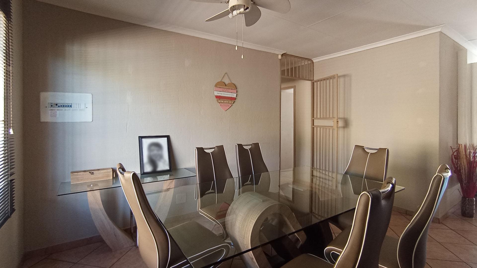 Dining Room - 10 square meters of property in Willow Park Manor