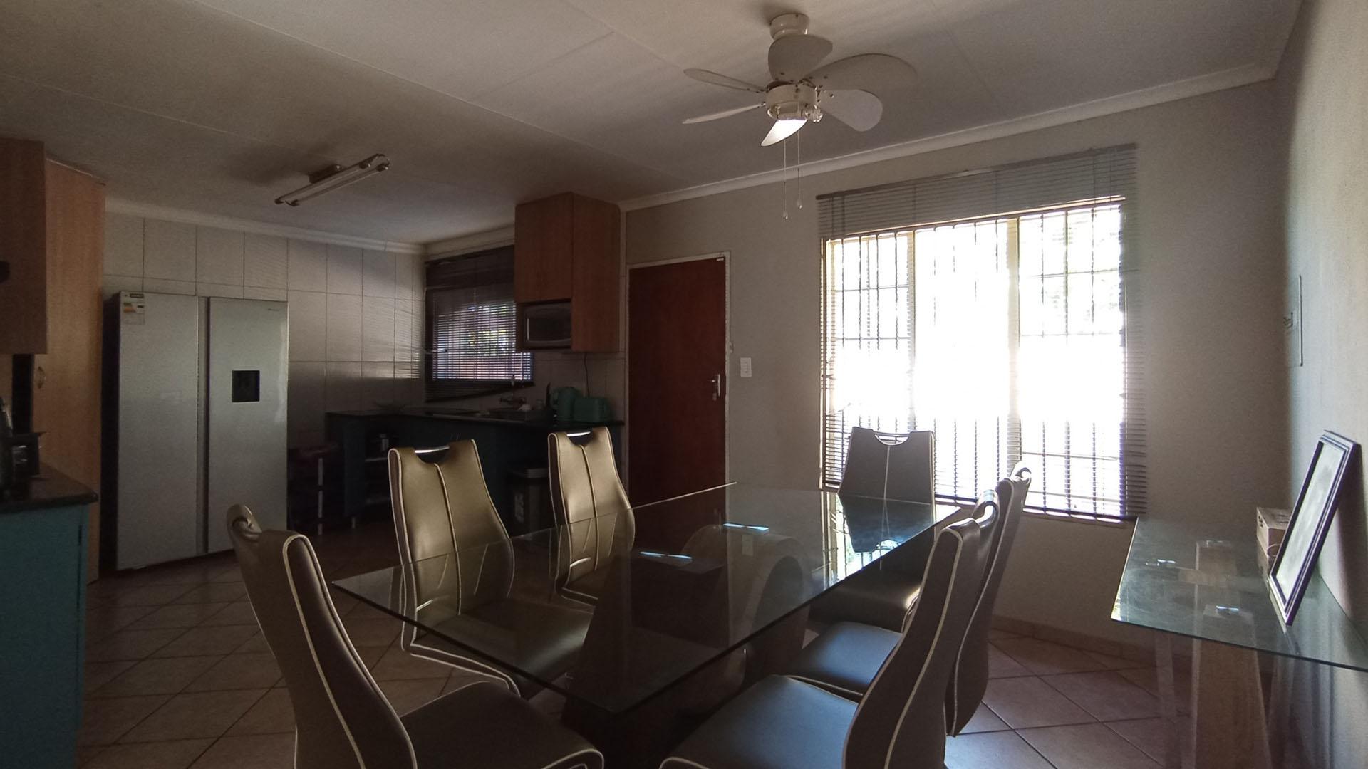 Dining Room - 10 square meters of property in Willow Park Manor