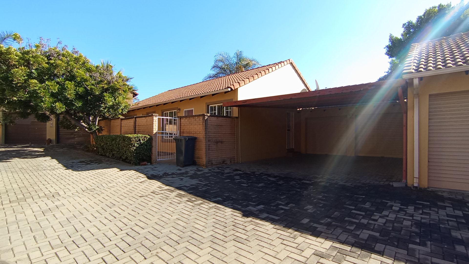 Front View of property in Willow Park Manor