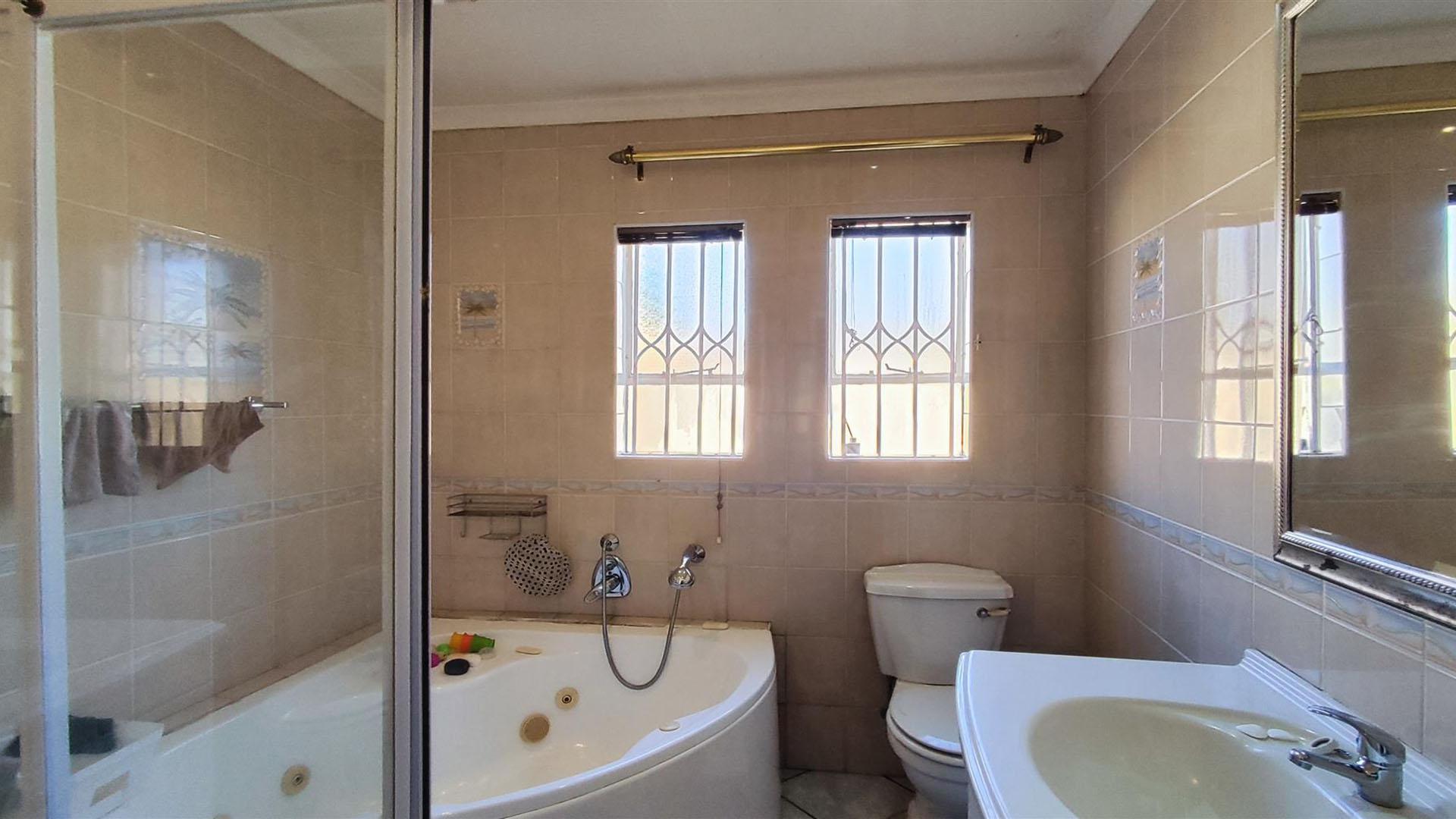 Bathroom 1 - 7 square meters of property in Arcon Park