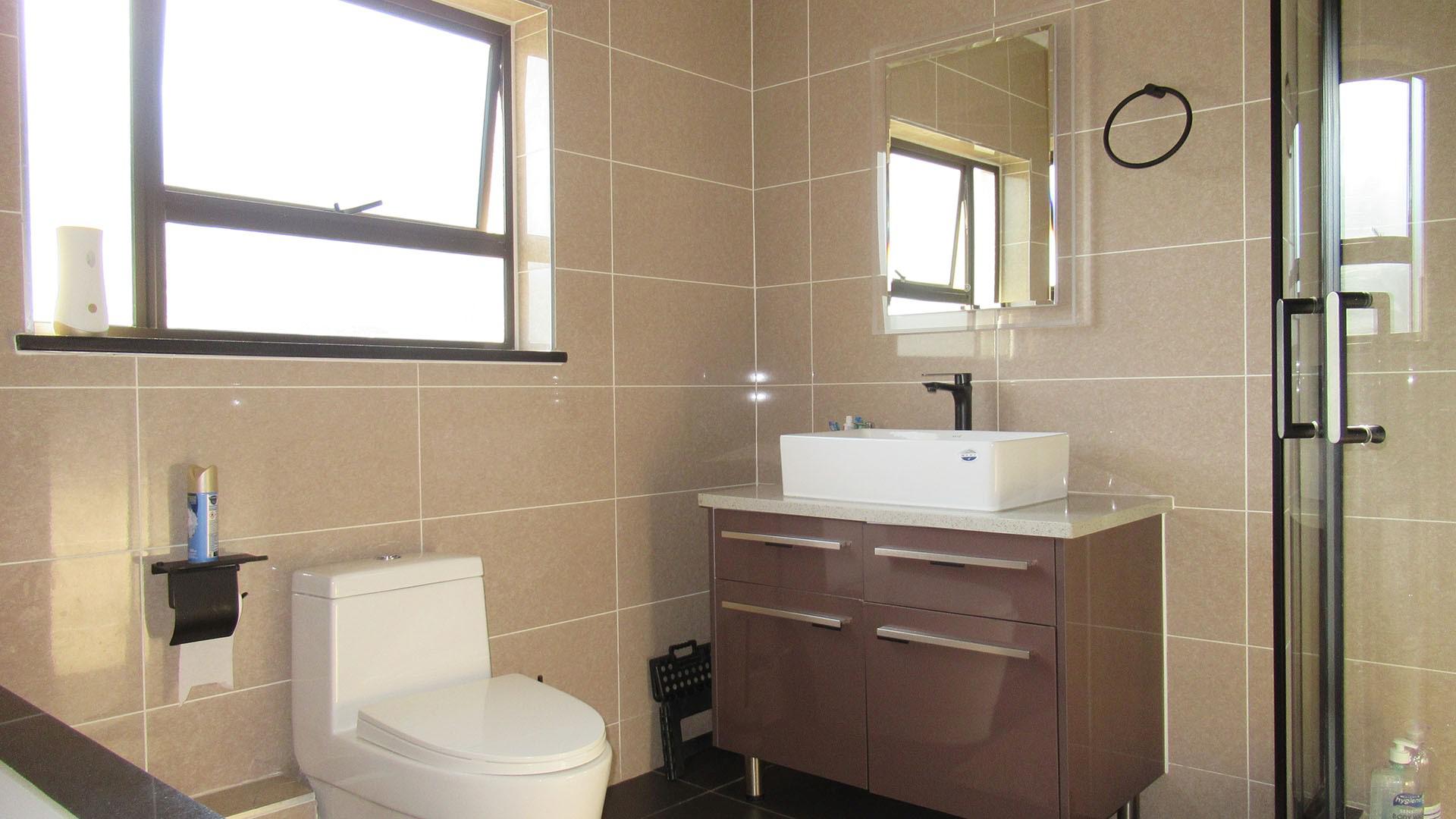 Bathroom 1 - 10 square meters of property in Carlswald North Estate