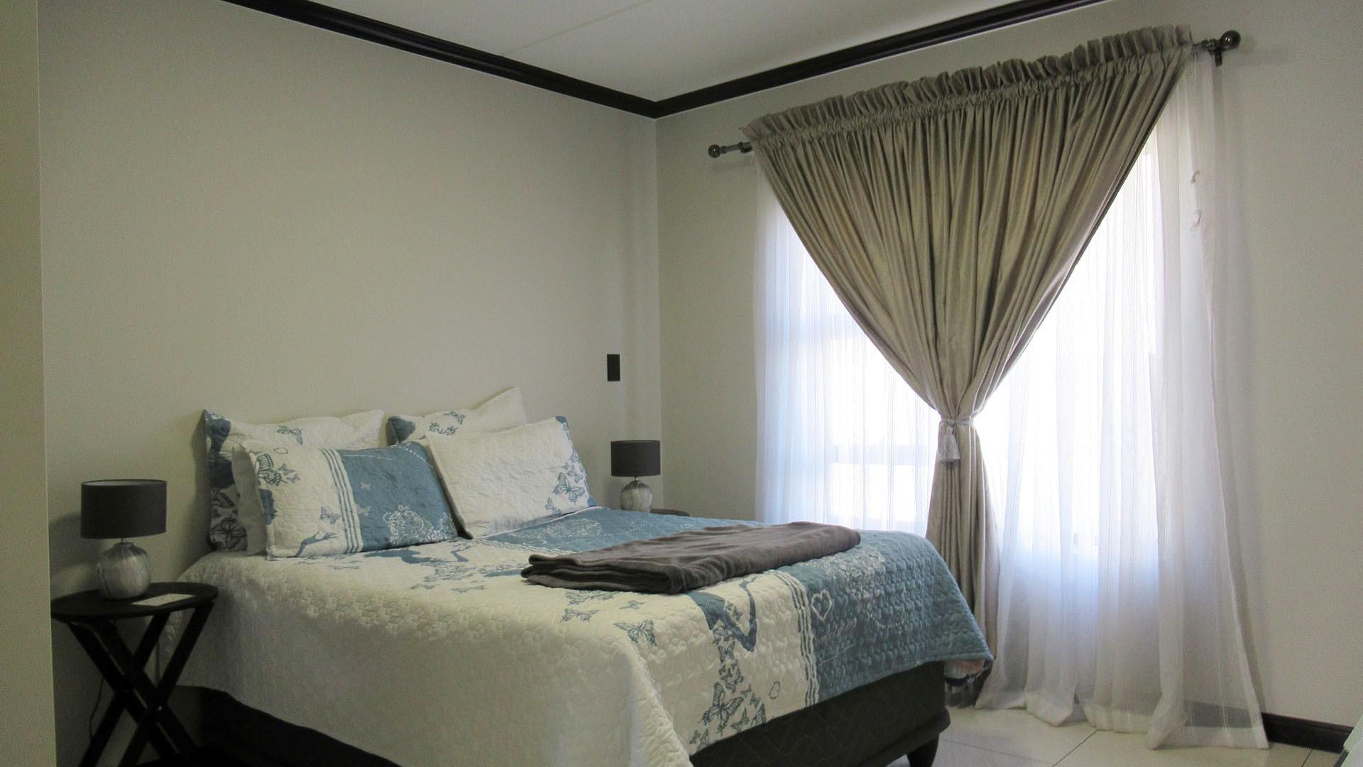 Main Bedroom - 14 square meters of property in Carlswald North Estate