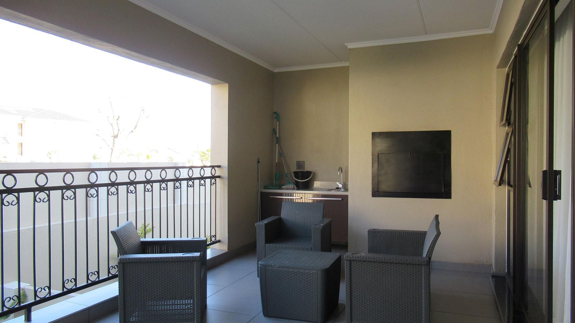 Balcony - 41 square meters of property in Carlswald North Estate