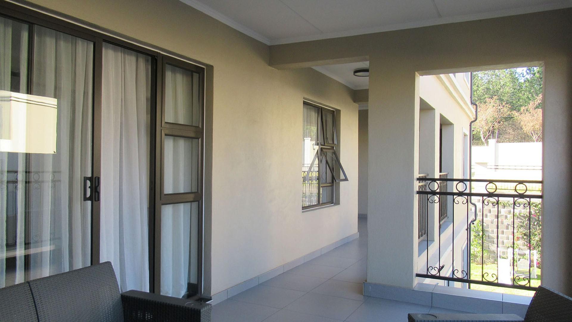 Balcony - 41 square meters of property in Carlswald North Estate