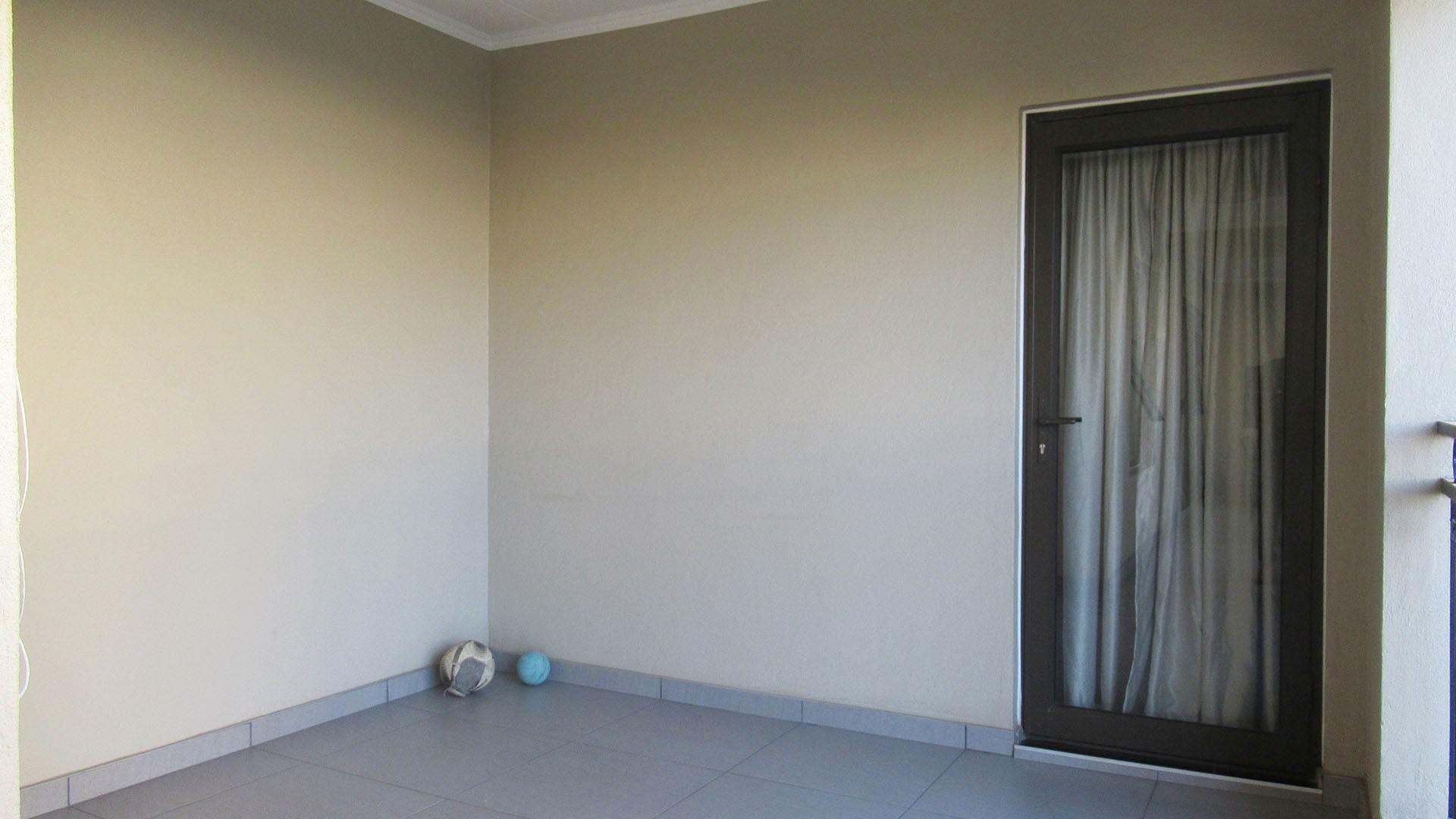 Balcony - 41 square meters of property in Carlswald North Estate