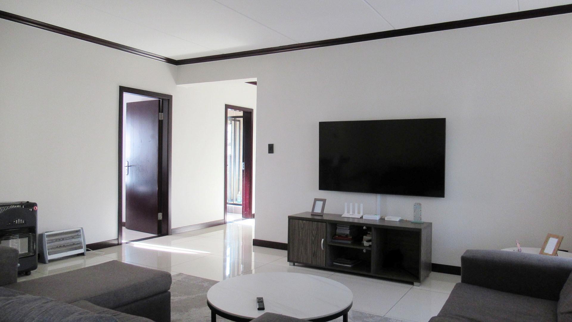 Lounges - 26 square meters of property in Carlswald North Estate