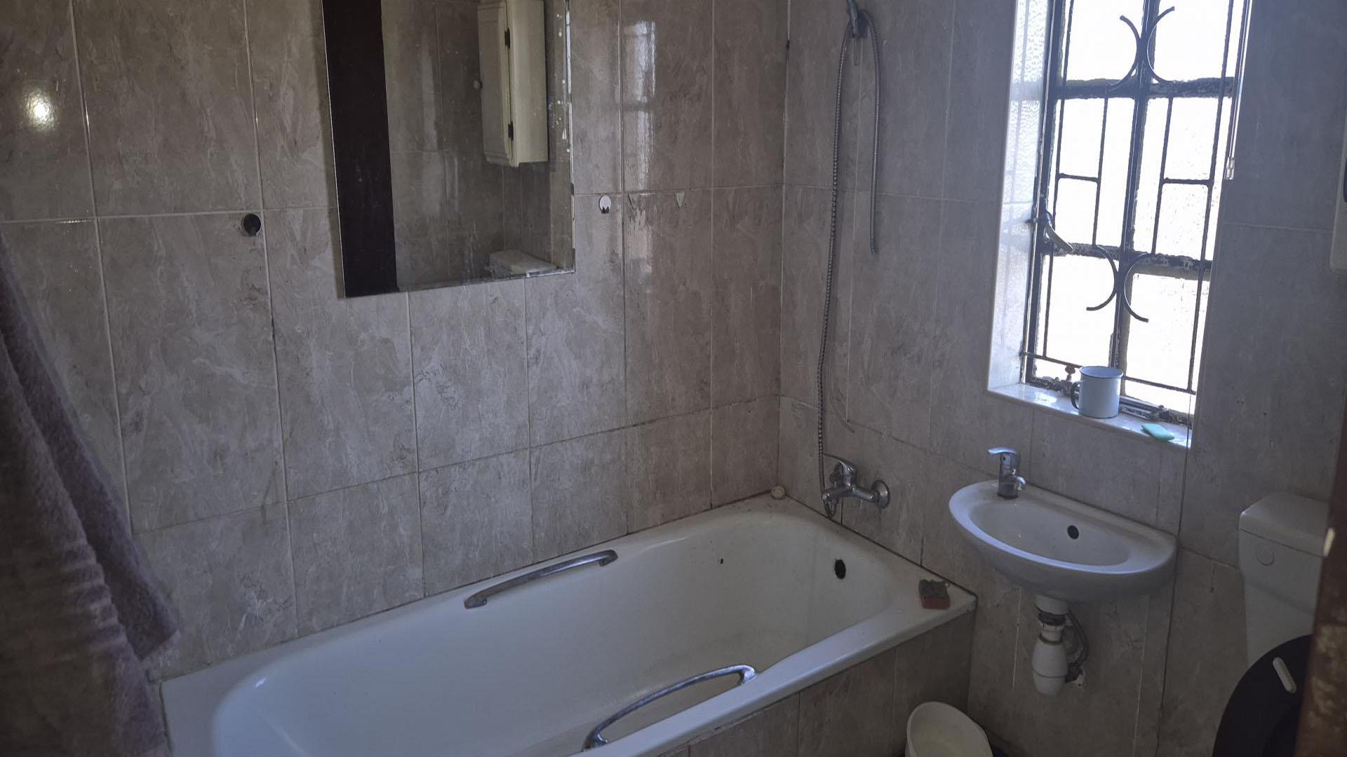 Bathroom 1 of property in Glencoe