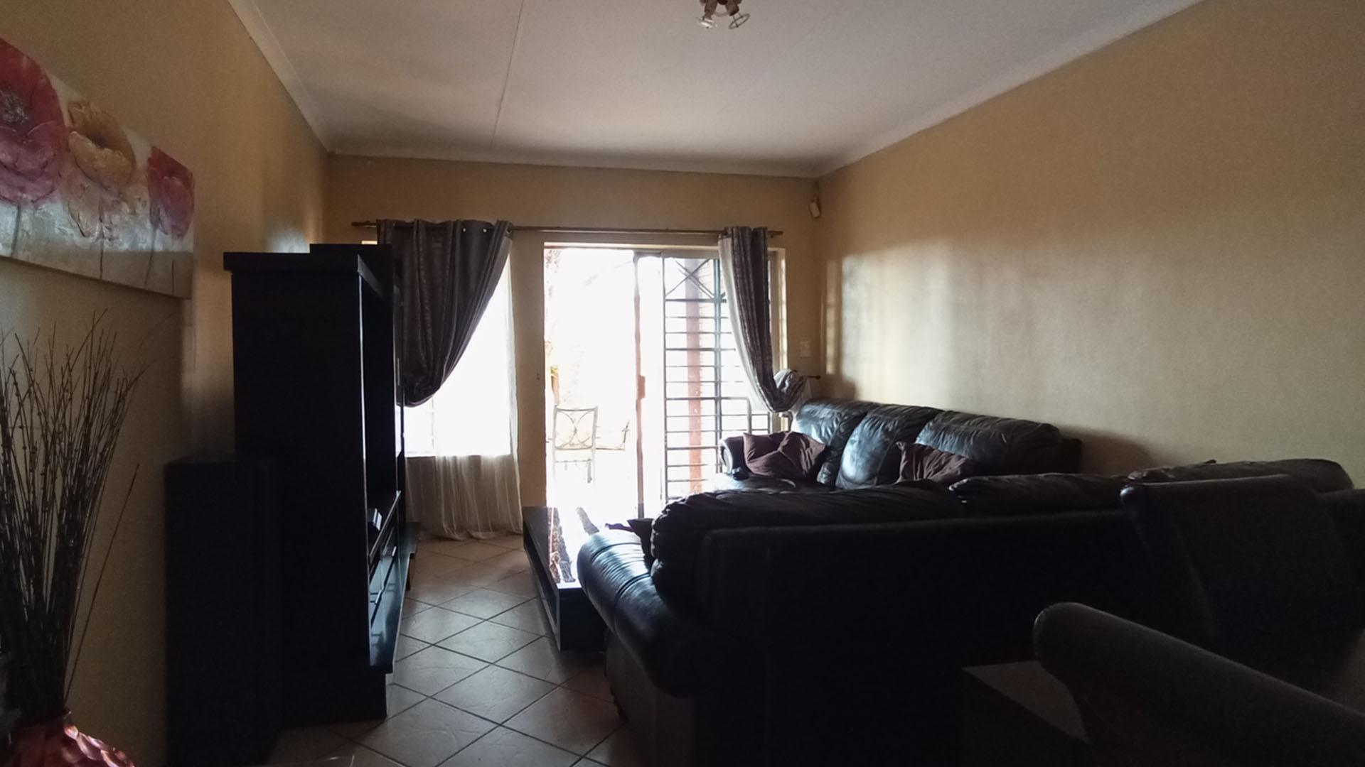 Lounges - 26 square meters of property in Moreletapark