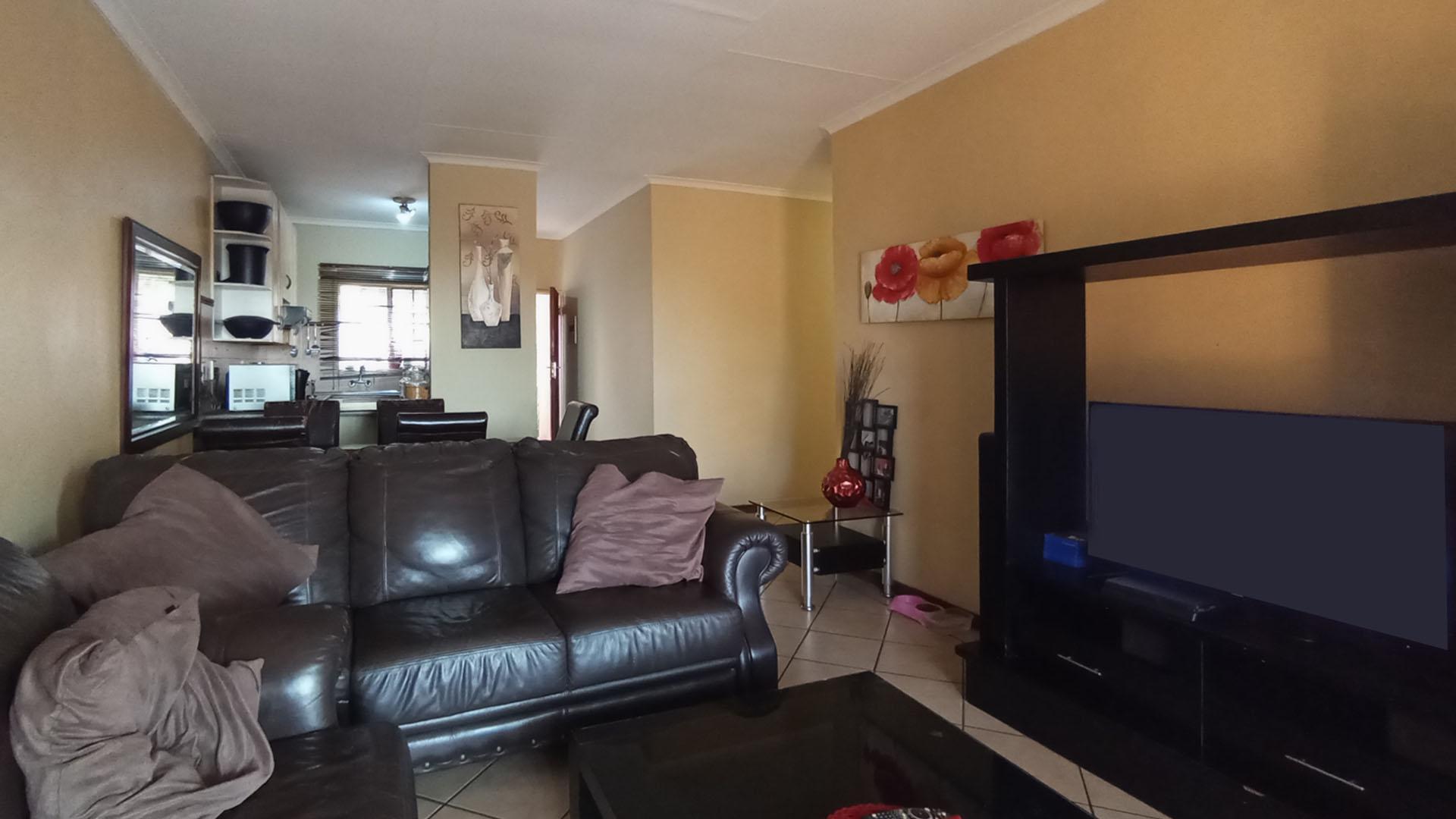 Lounges - 26 square meters of property in Moreletapark