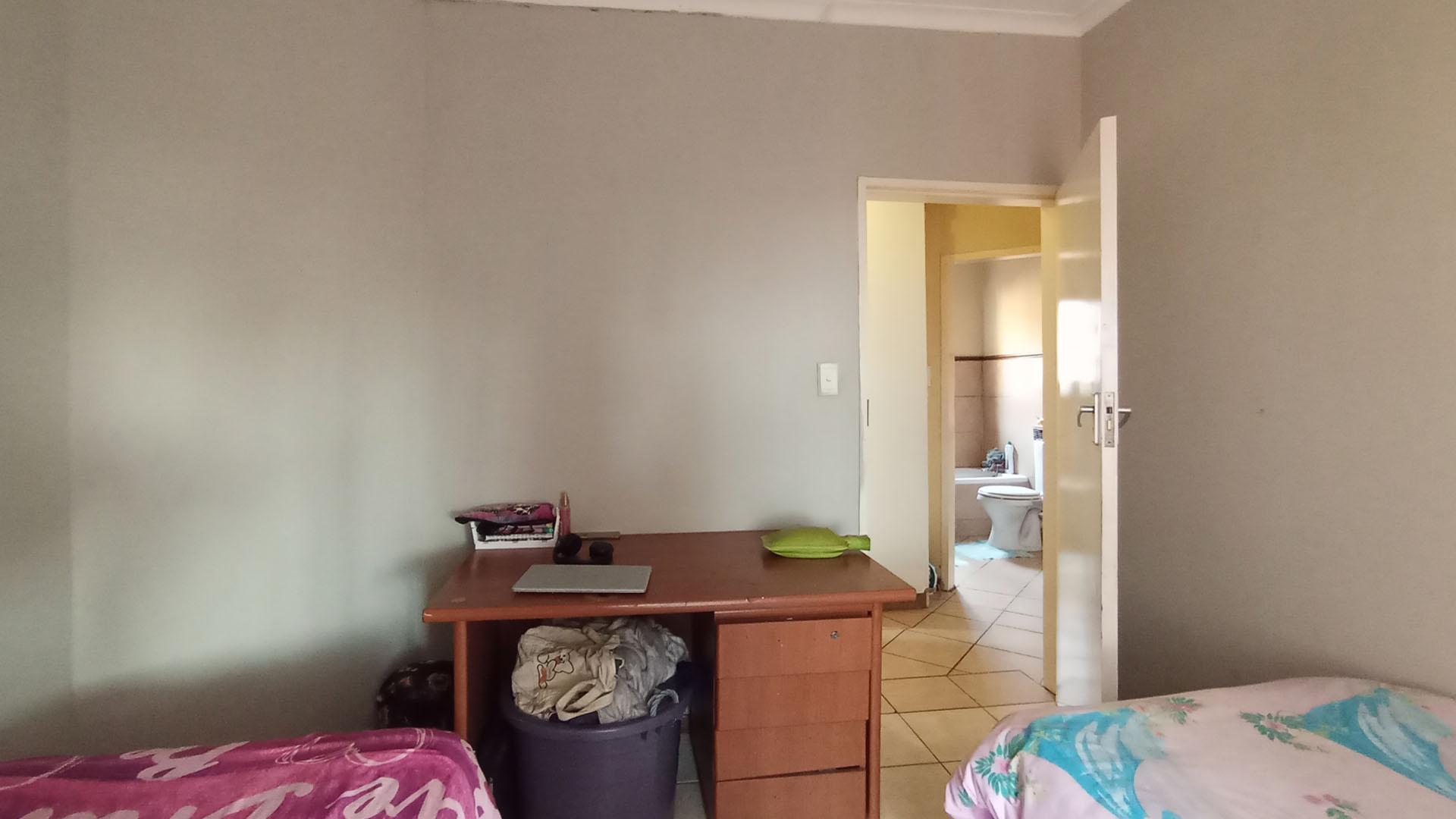 Bed Room 1 - 11 square meters of property in Moreletapark