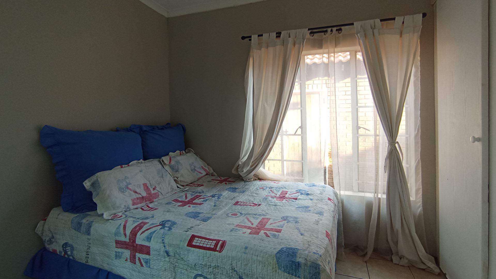 Bed Room 2 - 11 square meters of property in Moreletapark