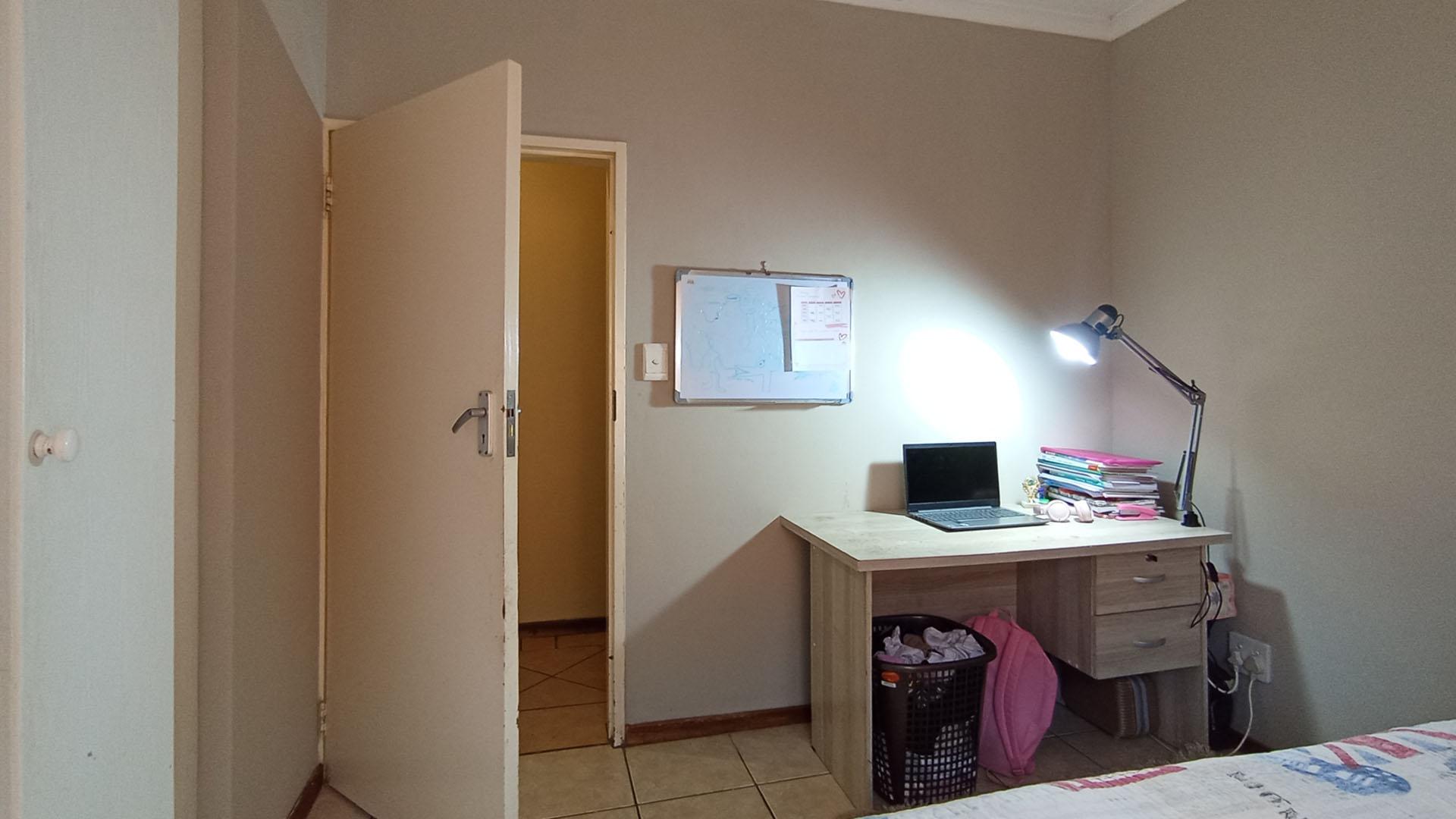 Bed Room 2 - 11 square meters of property in Moreletapark