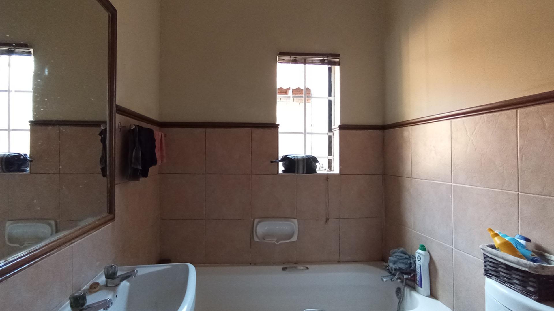 Bathroom 1 - 4 square meters of property in Moreletapark