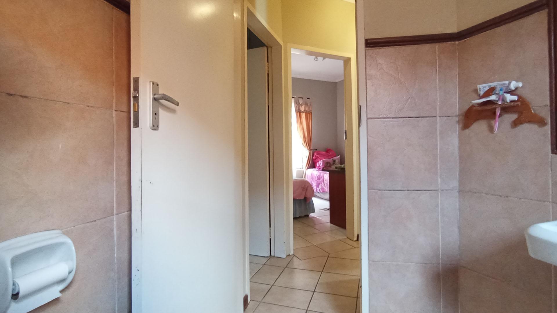 Bathroom 1 - 4 square meters of property in Moreletapark