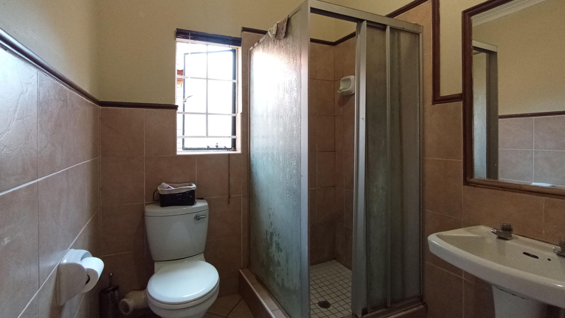 Main Bathroom - 5 square meters of property in Moreletapark