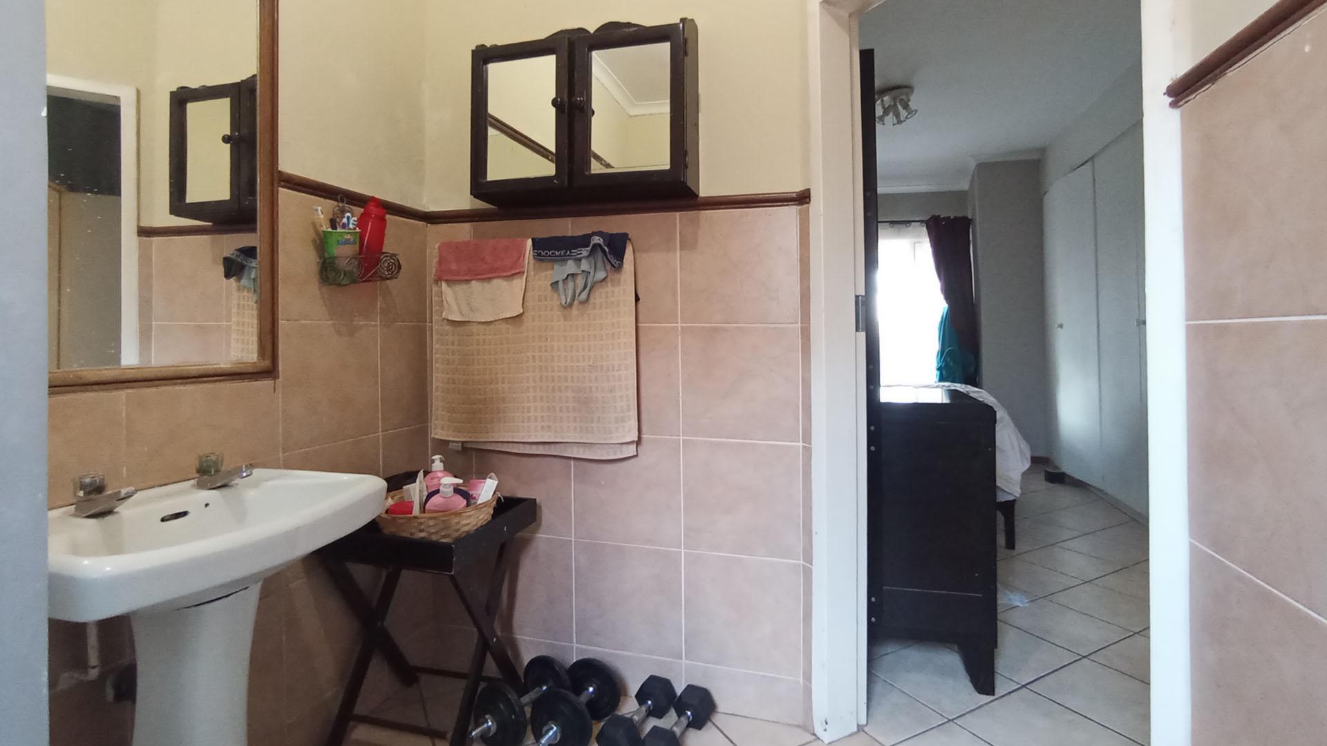 Main Bathroom - 5 square meters of property in Moreletapark