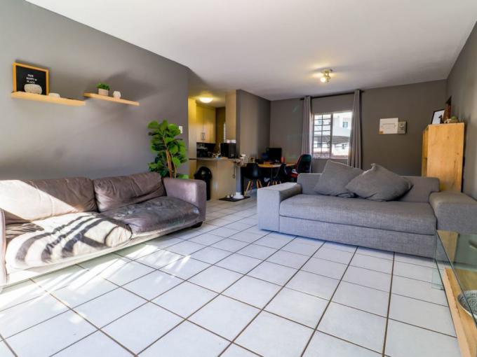 2 Bedroom Simplex for Sale For Sale in Die Hoewes - MR683463