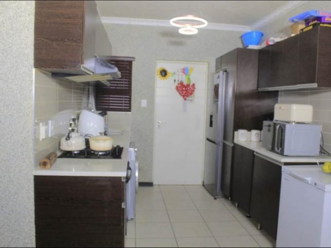 2 Bedroom Apartment for Sale For Sale in Oakdene - MR683484
