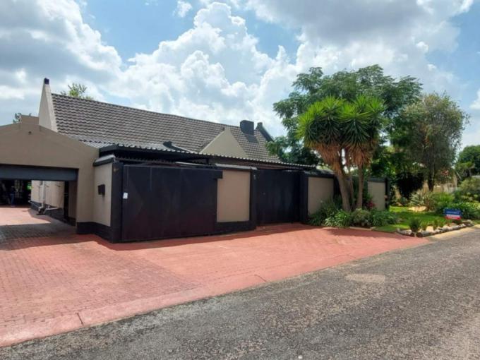 4 Bedroom House for Sale For Sale in Verwoerdpark - MR683524