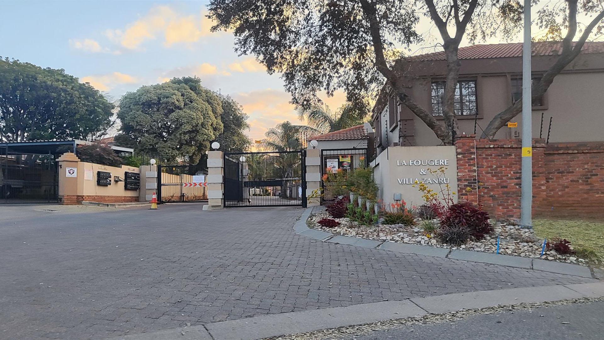 Front View of property in Glen Marais