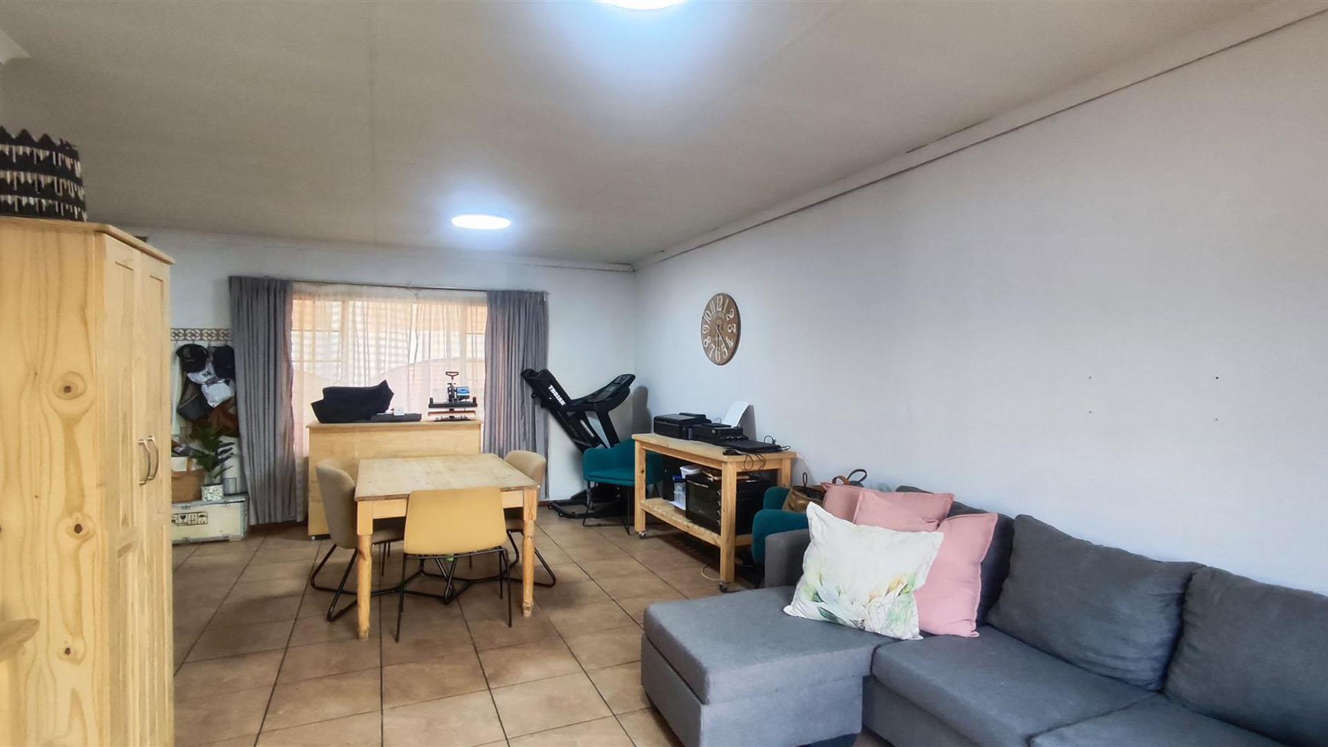 Lounges - 12 square meters of property in Glen Marais