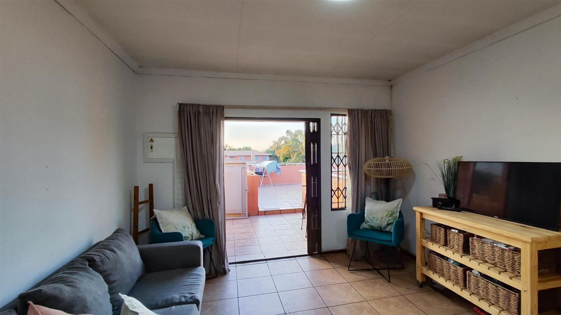 Lounges - 12 square meters of property in Glen Marais