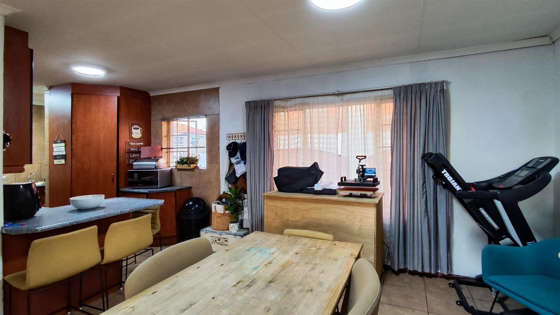 Dining Room - 15 square meters of property in Glen Marais