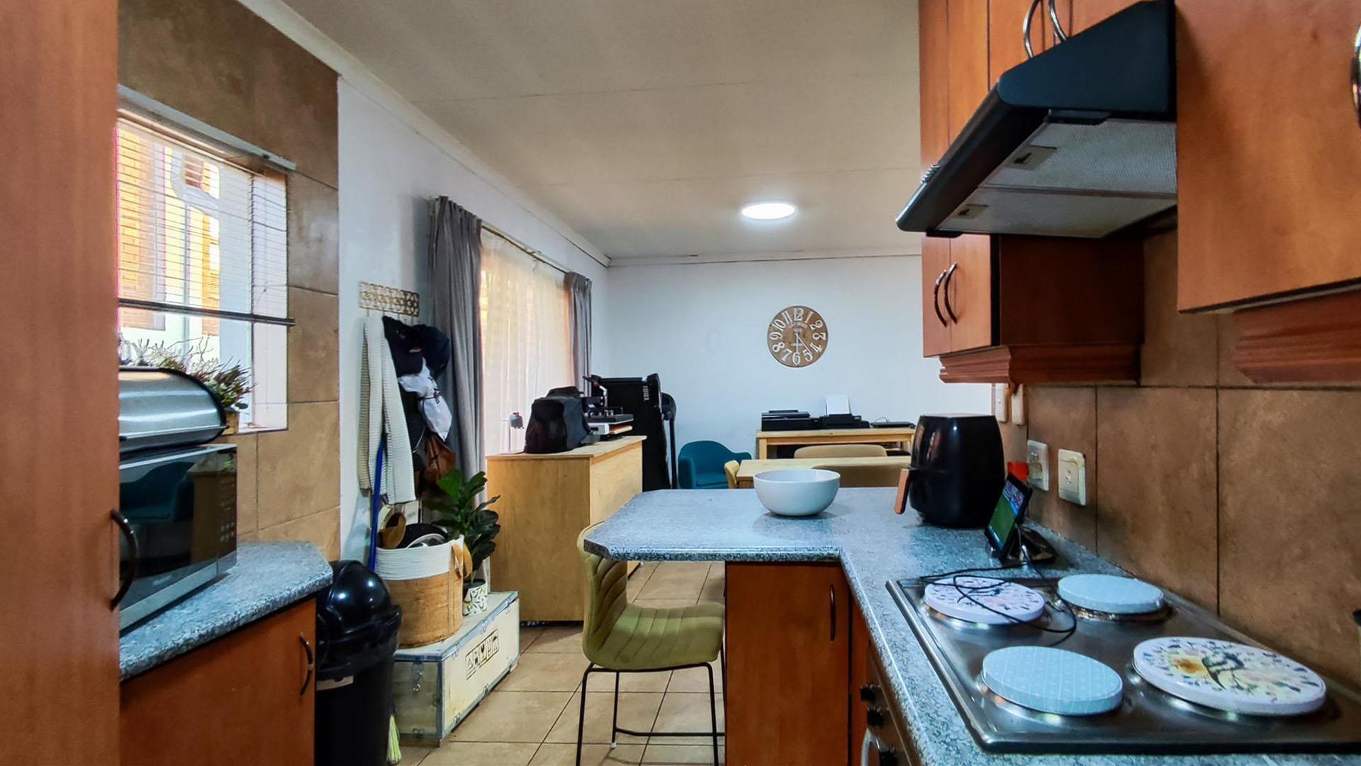 Kitchen - 10 square meters of property in Glen Marais
