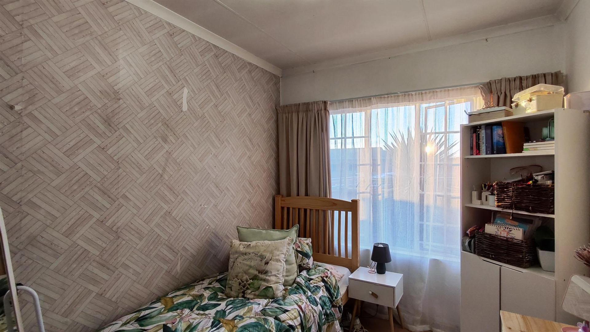 Bed Room 1 - 9 square meters of property in Glen Marais