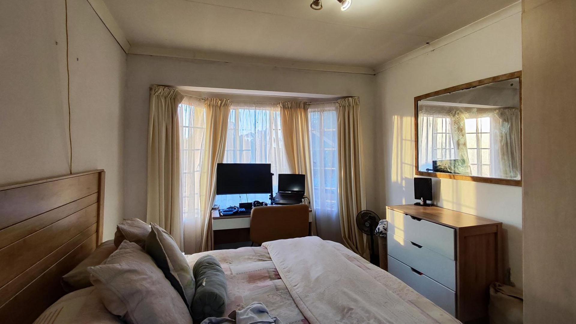 Main Bedroom - 15 square meters of property in Glen Marais