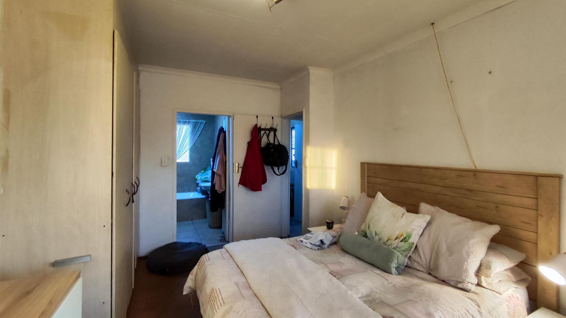 Main Bedroom - 15 square meters of property in Glen Marais