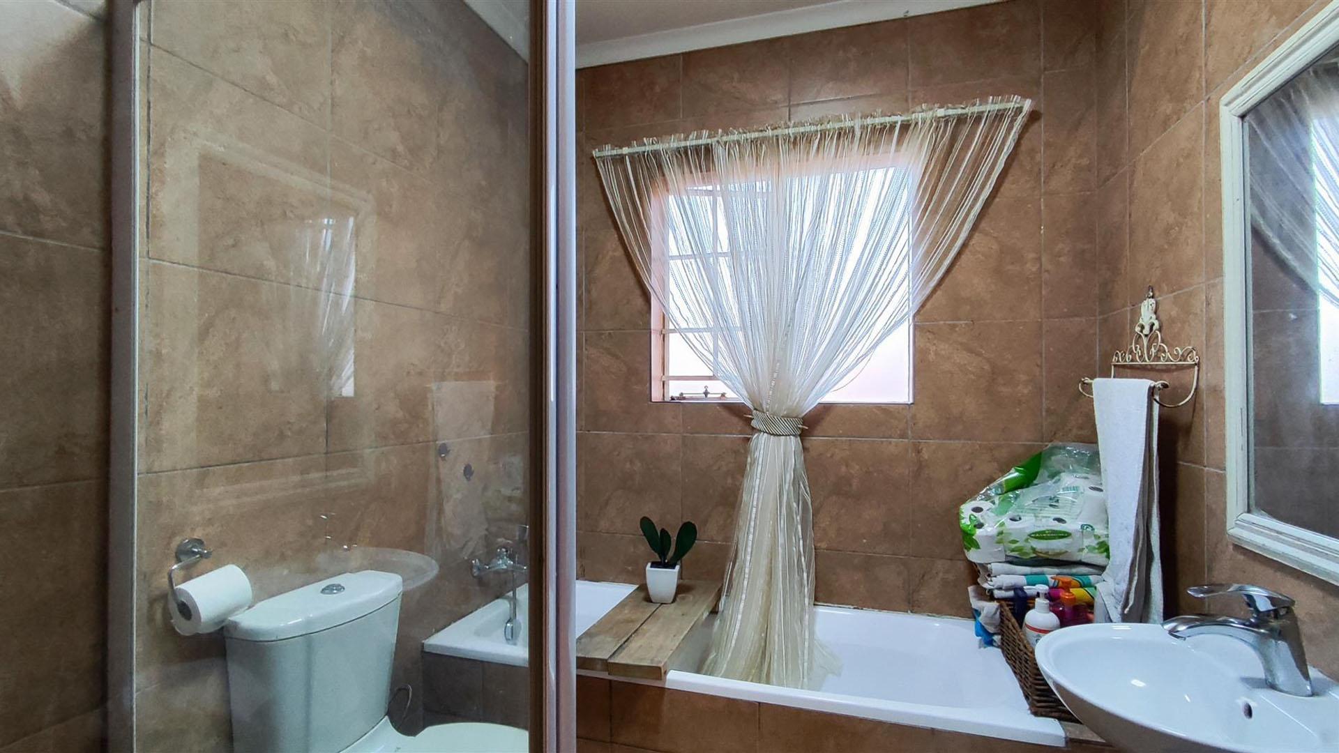 Main Bathroom - 5 square meters of property in Glen Marais