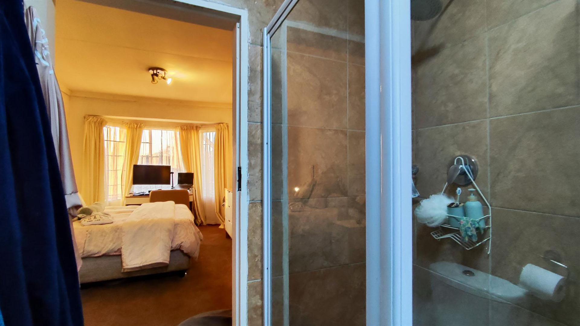 Main Bathroom - 5 square meters of property in Glen Marais