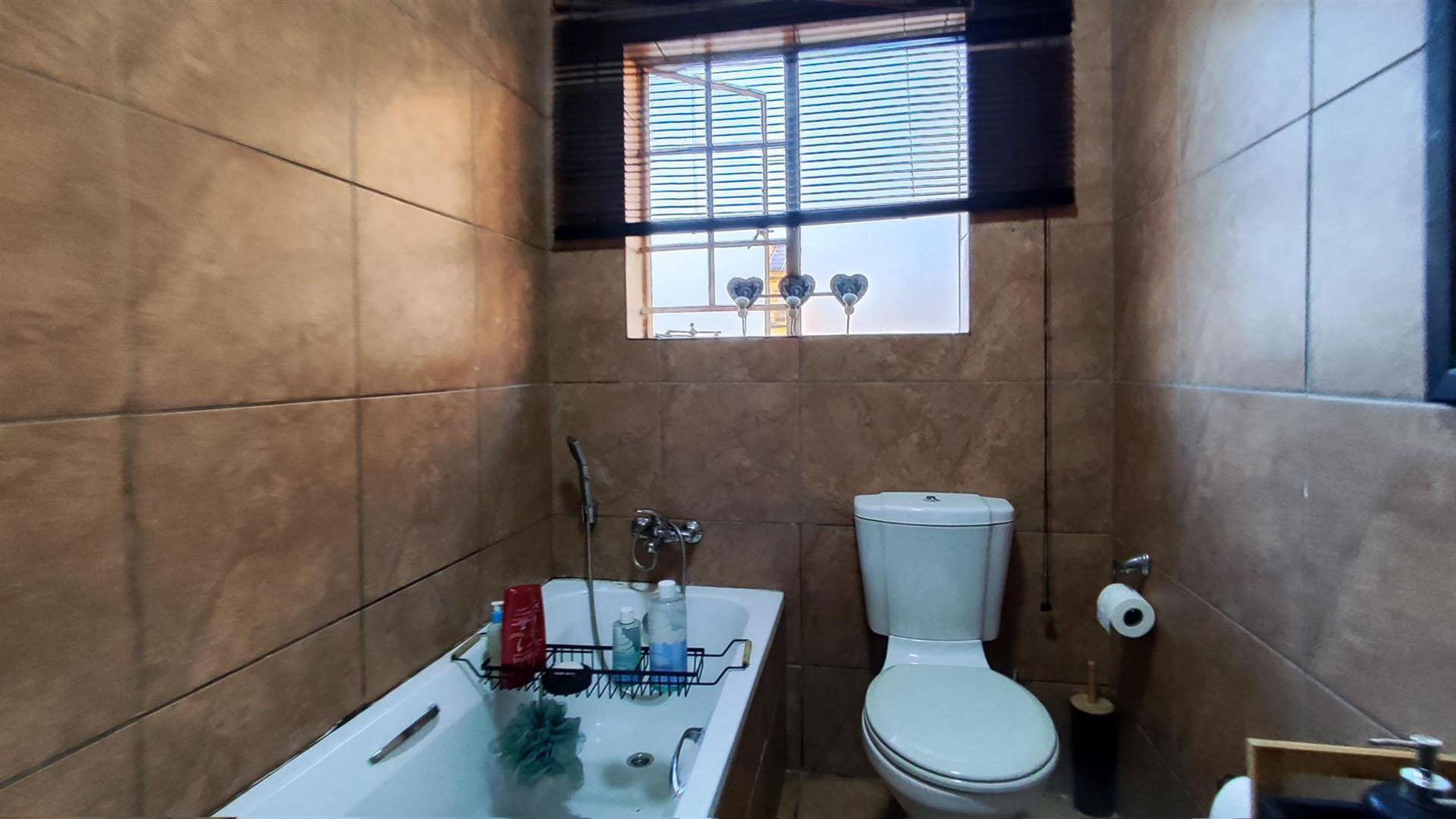 Bathroom 1 - 4 square meters of property in Glen Marais