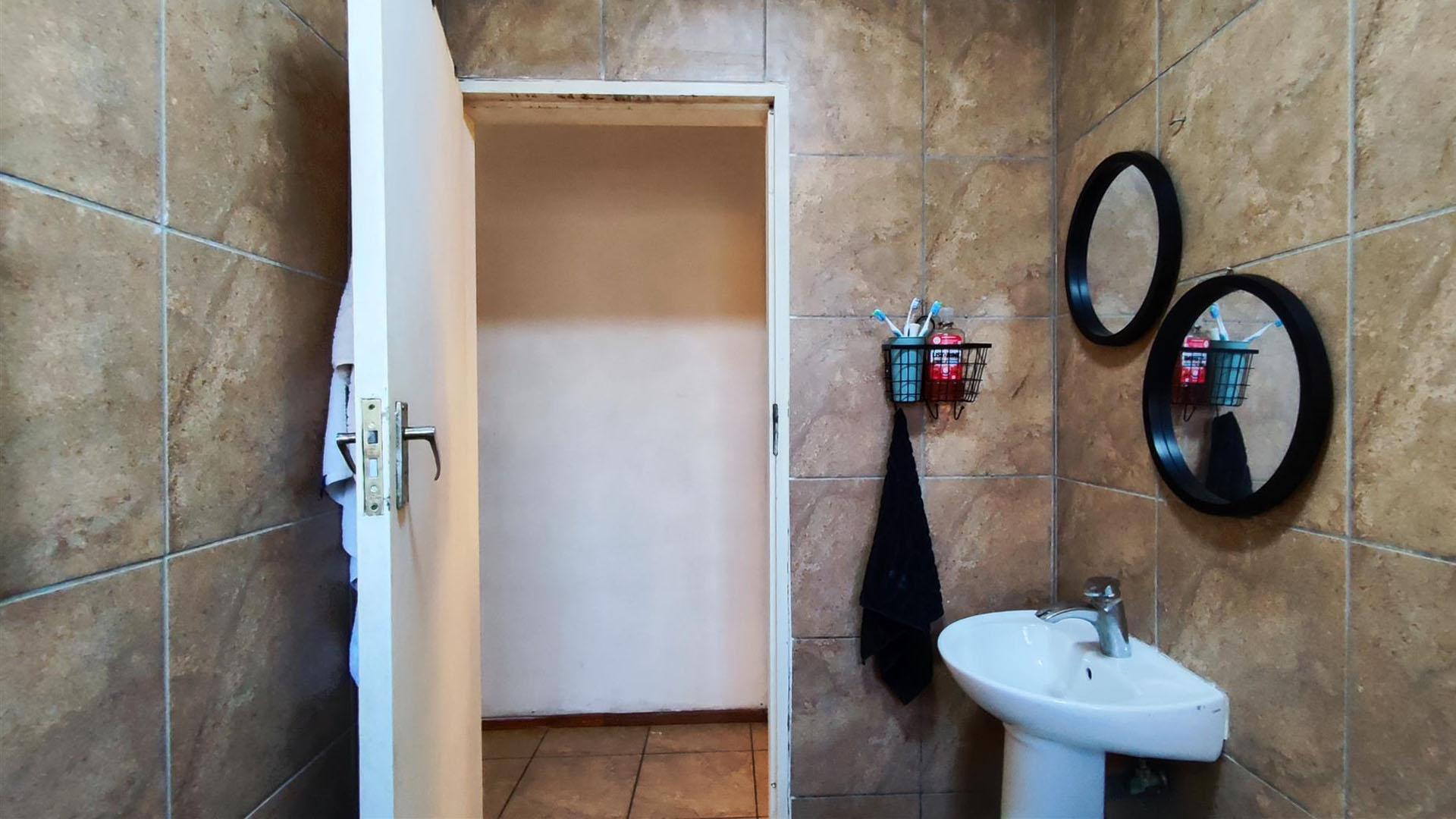 Bathroom 1 - 4 square meters of property in Glen Marais