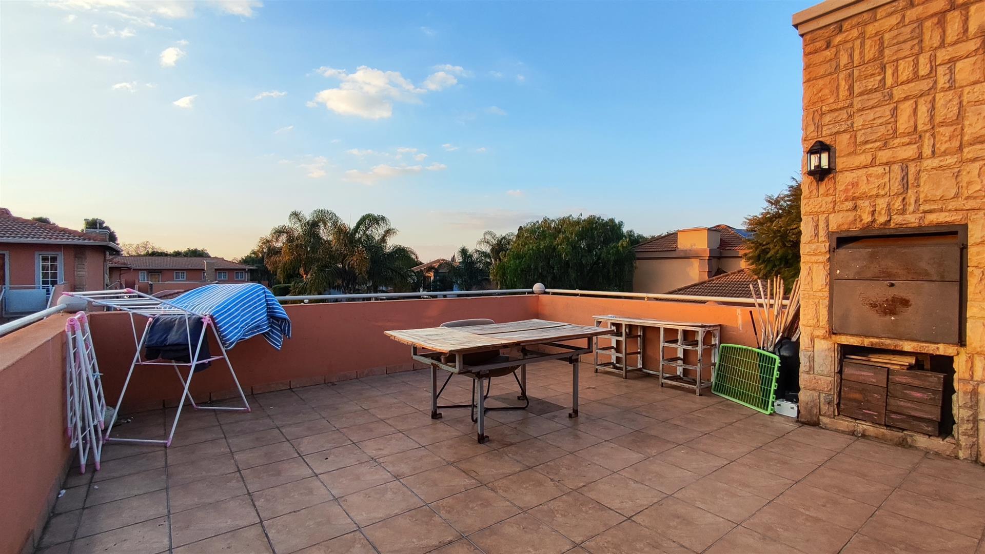 Balcony - 44 square meters of property in Glen Marais