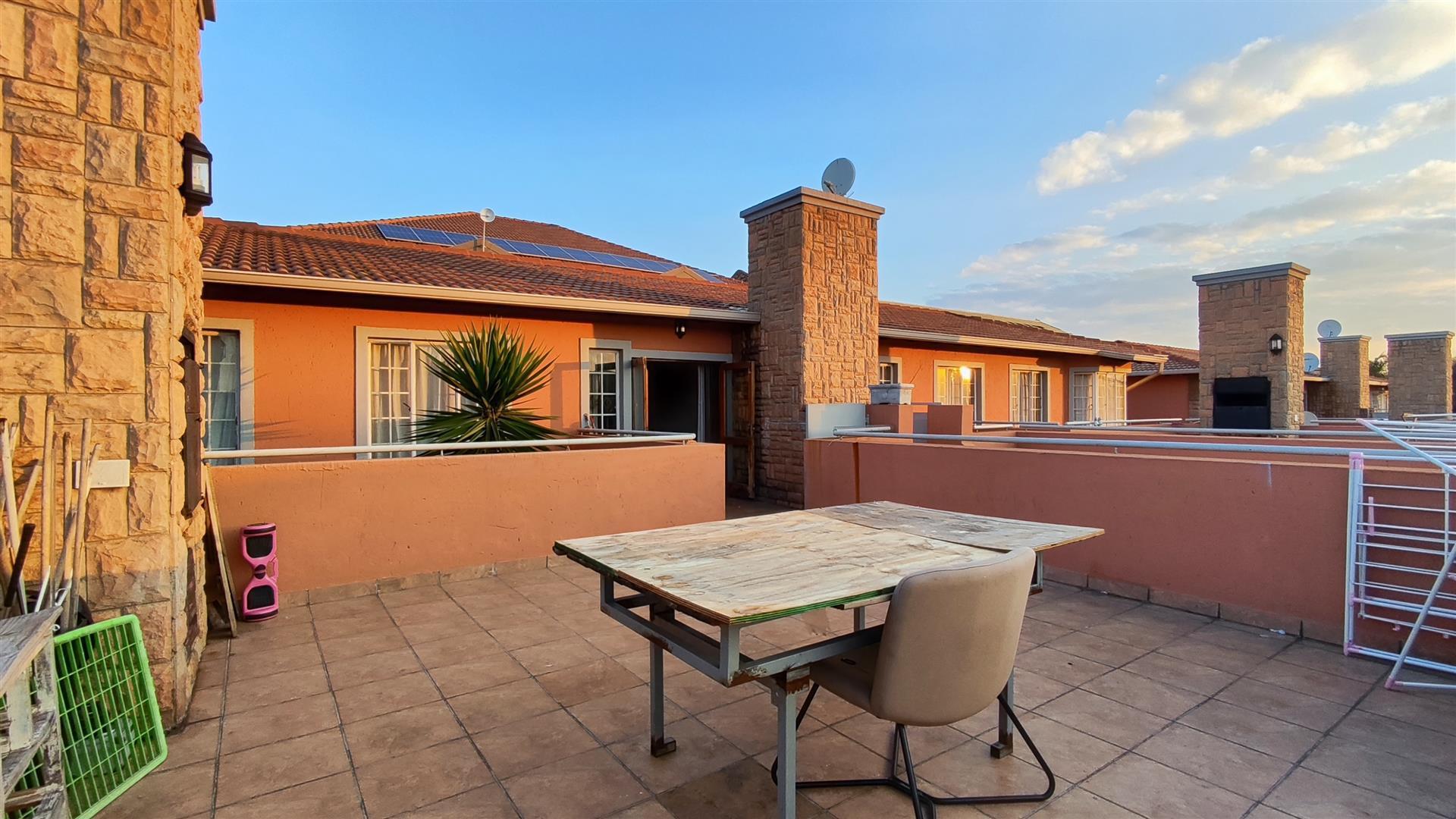 Balcony - 44 square meters of property in Glen Marais