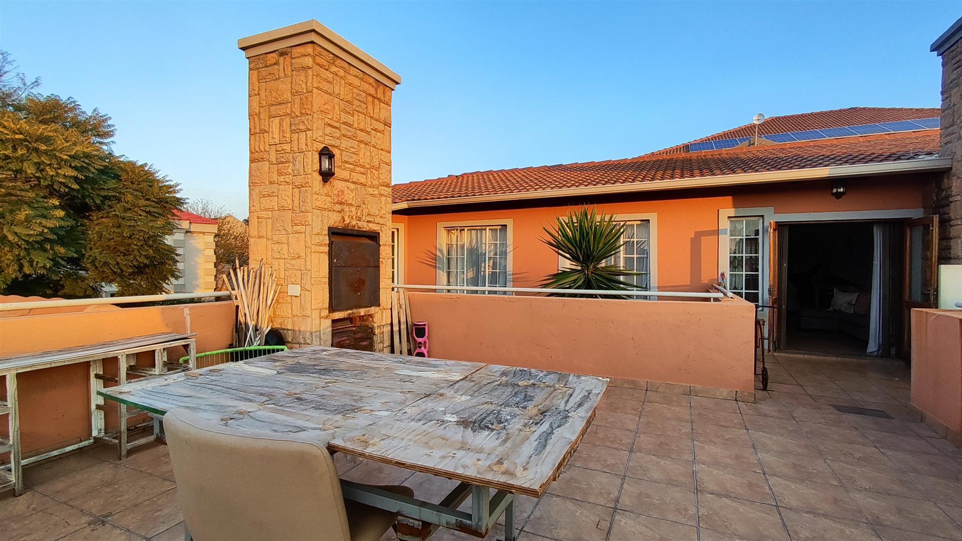 Front View of property in Glen Marais