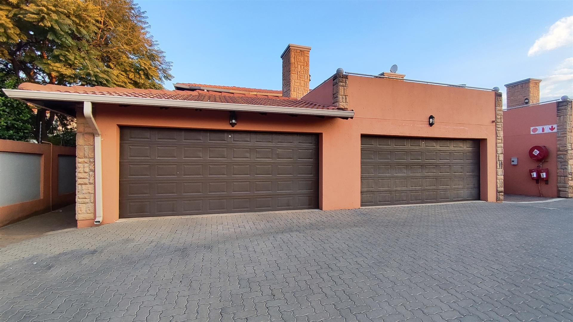 Front View of property in Glen Marais