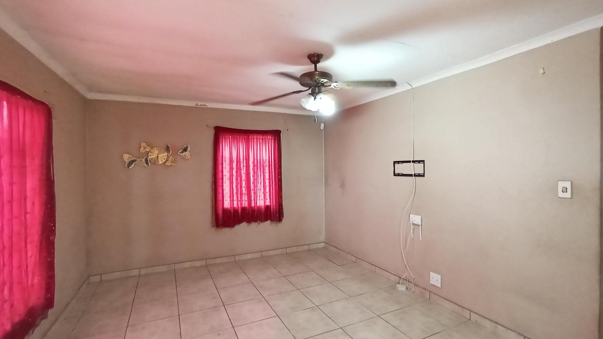 Lounges - 25 square meters of property in Trenance Park