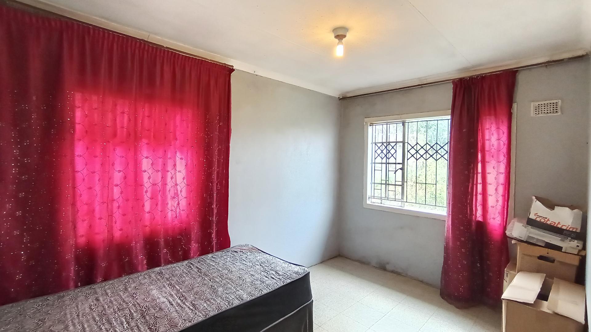Bed Room 1 - 15 square meters of property in Trenance Park