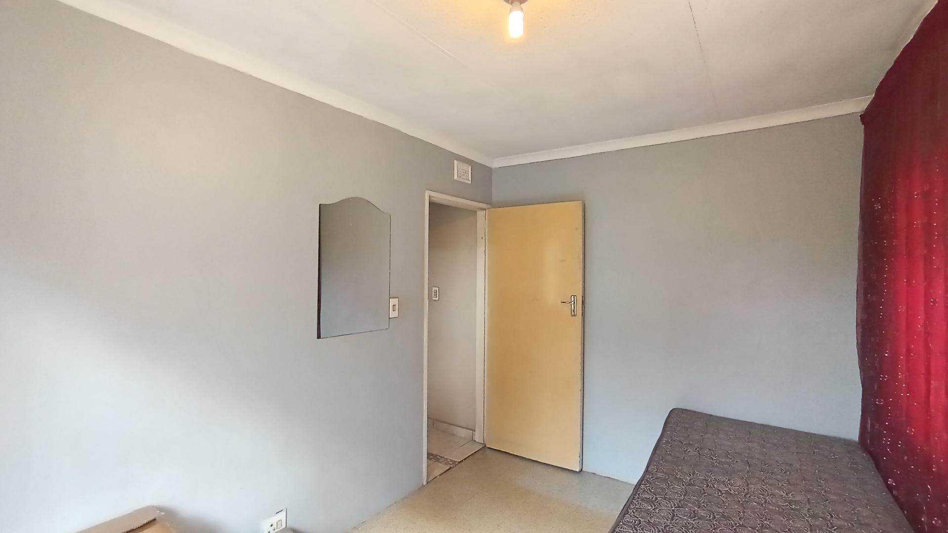 Bed Room 1 - 15 square meters of property in Trenance Park