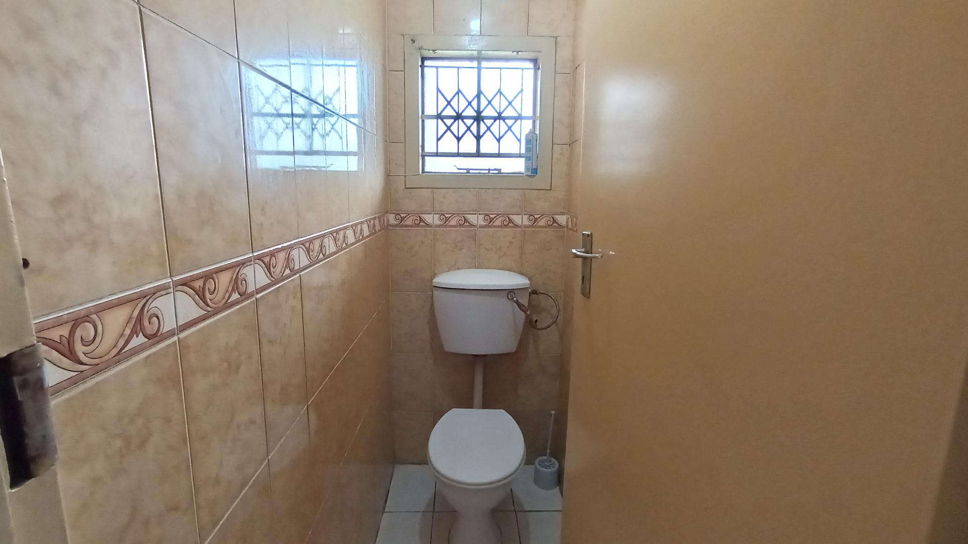 Bathroom 1 - 6 square meters of property in Trenance Park