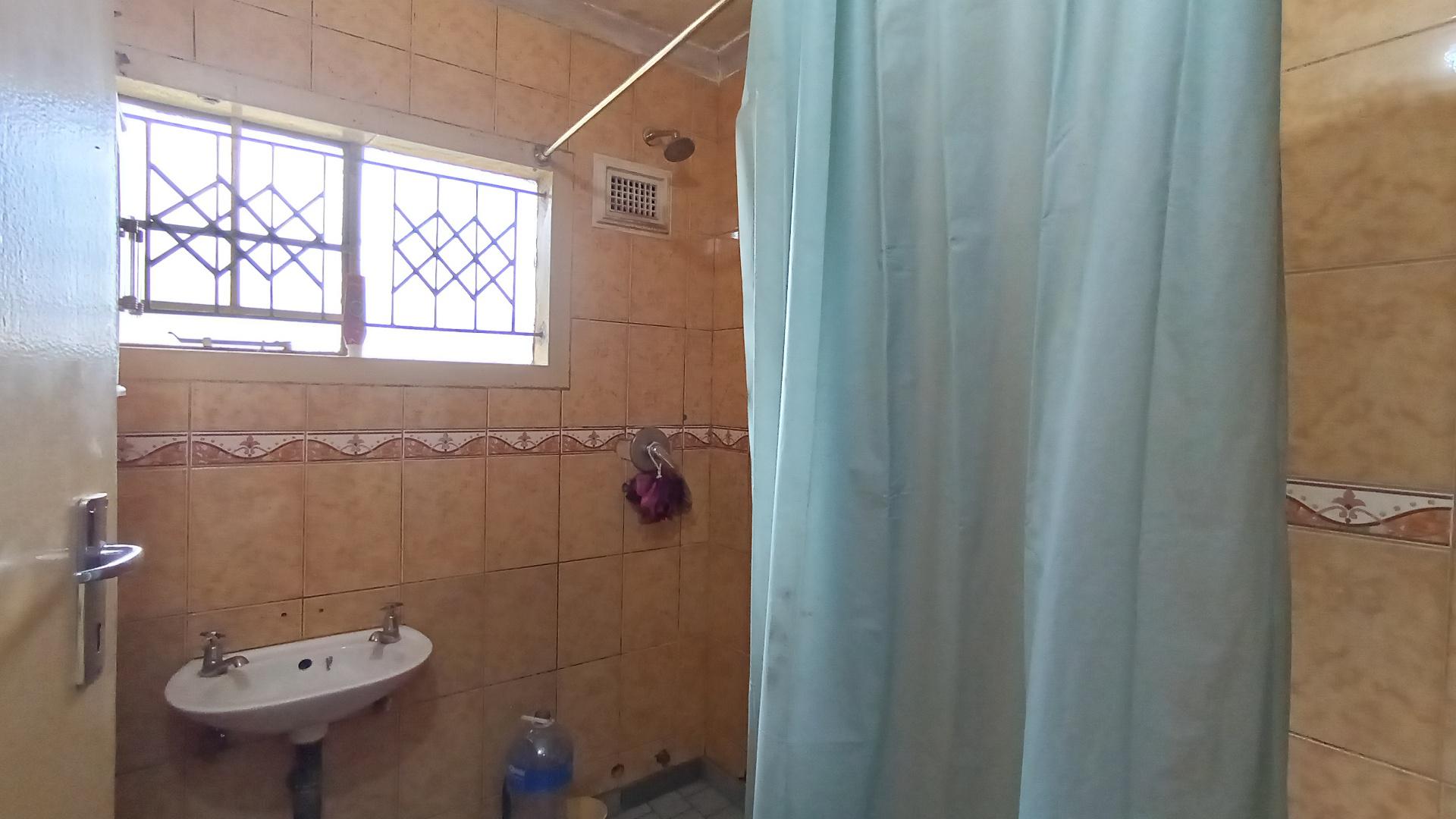 Bathroom 1 - 6 square meters of property in Trenance Park