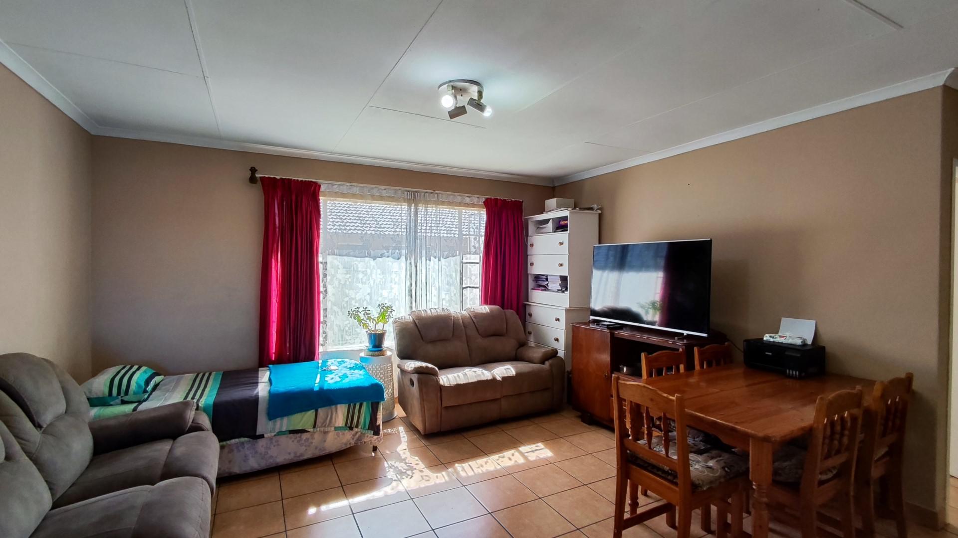 Lounges - 25 square meters of property in Boksburg