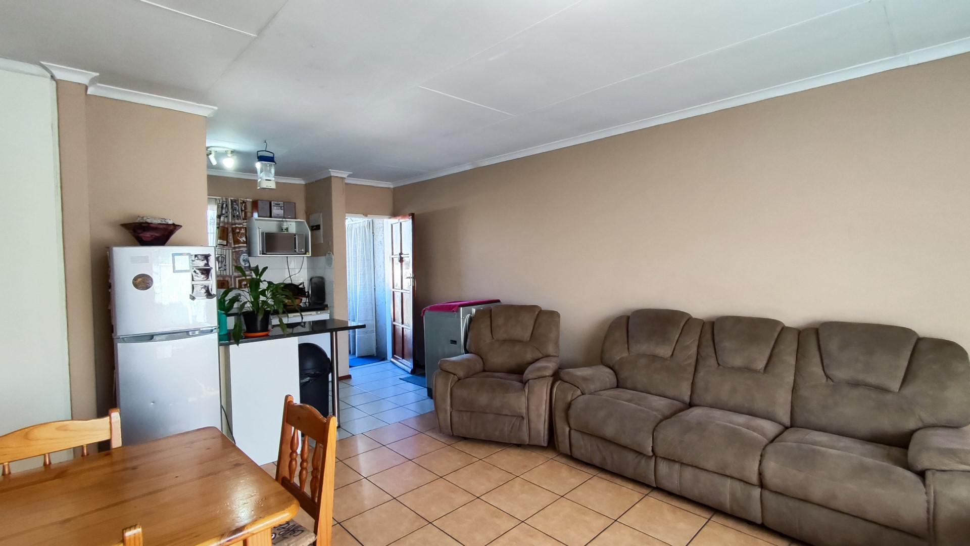 Lounges - 25 square meters of property in Boksburg