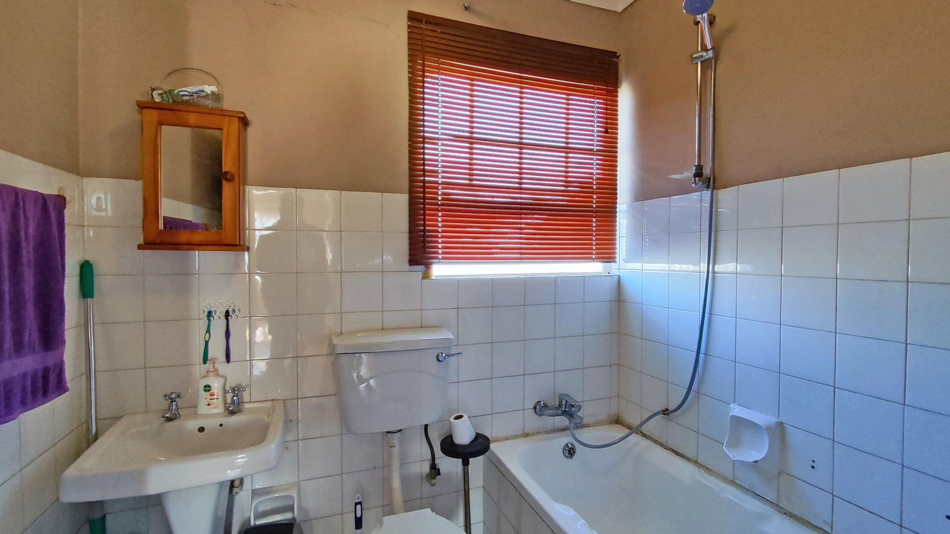 Bathroom 1 - 4 square meters of property in Boksburg