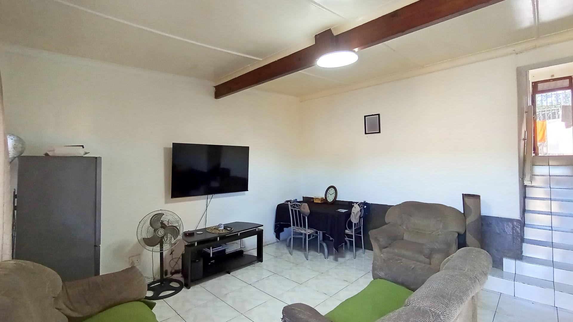 Lounges - 22 square meters of property in Newlands West