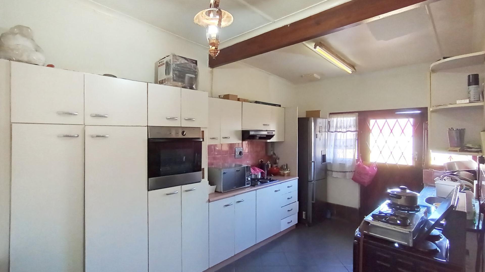 Kitchen - 14 square meters of property in Newlands West