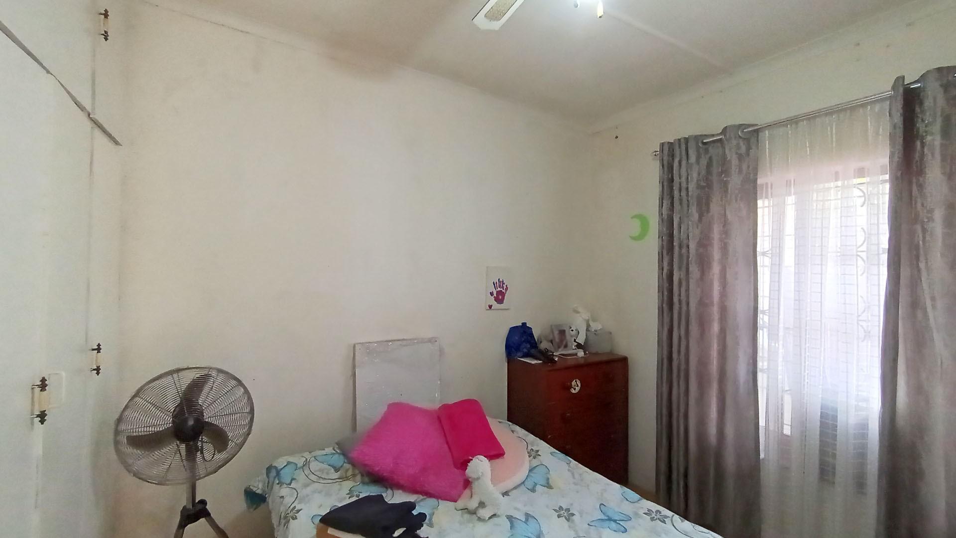 Bed Room 2 - 14 square meters of property in Newlands West